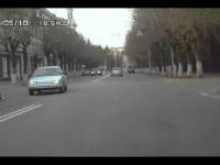 Rosja - wkurzony pieszy na drodze :D