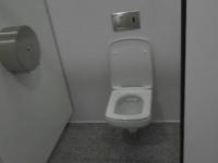 Zbiorowa łazienka na lotnisku w Krakowie