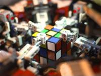 Robot lego pobija rekord świata w układaniu kostki Rubika