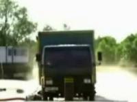 Zderzenie ciężarówki z słupkiem parkingowym 
