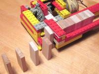 Maszyna do układania Domina z klocków lego