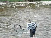 znaleziony rower wpada do rzeki