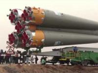 Wyprowadzanie rakiety z Sojuzem z hangaru na stanowisko startowe