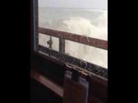 Wielka fala wybija okno w restauracji