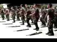Filipińscy żołnierze tańczą papaję 