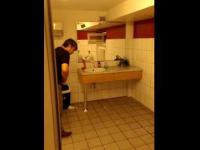 Pijany mężczyzna w toalecie, nie