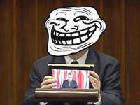 Kaczyński troluje Tuska iPadem 