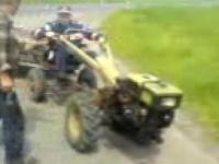 Rusek próbuje jechać na ruskim traktorze 
