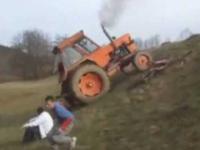 Zaliczył wywrotkę traktorem!