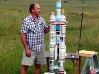 Dwustopniowa rakieta na wodę wznosi się na 246 m 