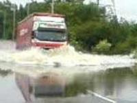 Ciężarówka kontra powódź