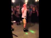 Jeden facet kradnie show podczas tańca