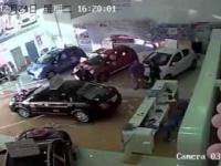 Chińska mafia składa wizytę w salonie motoryzacyjnym