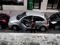 Kobieta parkuje samochód tam, gdzie żaden facet by tego nie zrobił