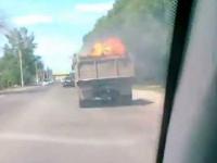 Płonąca ciężarówka na ulicy