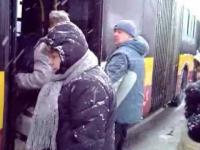 Łódź - ludzie muszą pchać autobus