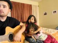 Ojciec śpiewa z dwoma córkami