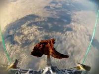 Tymczasem ktoś wysłał kotlet jagnięcy do stratosfery i nagrał to kamerką GoPro.