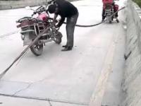 2 motocykle i transport prętów stalowych