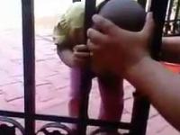 Głowa dziecka utknęła w bramie