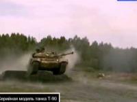 Czołg T-90 oddaje strzał podczas skoku