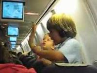 Wkurzający dzieciak w samolocie