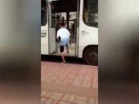 Dzieciak próbuje trolować kierowcę autobusu