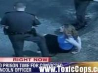 Policjant wyjebał kobiecie buta w morde