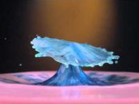 Idealnie zsynchronizowane zderzenia zabarwionych kropel wody w slow motion