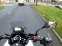 Pieszy uderzył w motocykl kask