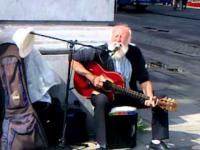 Śpiewający dziadek w Brukseli