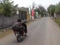 Indonezyjski idiota i jego rower