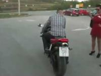 Typowy Janusz na motocyklu