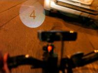 Prędkościomierz rowerowy wyświetlający prędkość na drodze przed rowerem