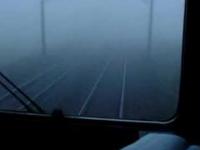 Jazda pociągiem we mgle - widok z kabiny