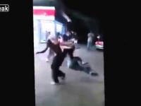 Kobieta pobiła 2 mężczyzn na golasa :) striptiz