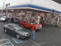 Idiota za kierownicą na stacji benzynowej