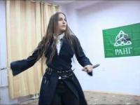 Rosjanka tańczy z szablami kozackimi