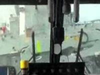 Lądowanie helikoptera na statku  podczas sztormu 