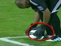 Arabski golkiper głaszcze piłke i nie umie zawiazac buta