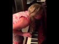 Śpiąca dziewczyna gra na pianinie