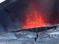 Rosyjscy turyści pozują do zdjęć na krawędzi wulkanicznego krateru