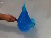 Niebieski wody wewnątrz balonika wody - zwolnione tempo