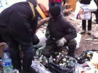 Ukrainscy protestujacy rzucają koktajle molotowa w policje..
