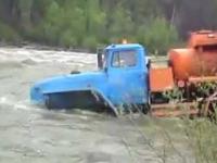Przejazd ciężarówek przez rwącą rzekę w Rosji!
