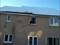 Dziadek strąca sople z dachu