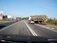 Wypadek ciężarówki z drewnem