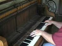Facet kupuje ponad 100 letnie pianino i wydobywa z niego niesamowite brzmienie.