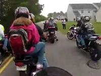 Dziewczyna motocykli i spada