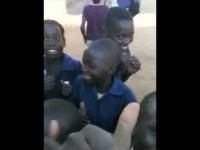 Uczniowie z Zambii pierwszy raz widzą smartfona